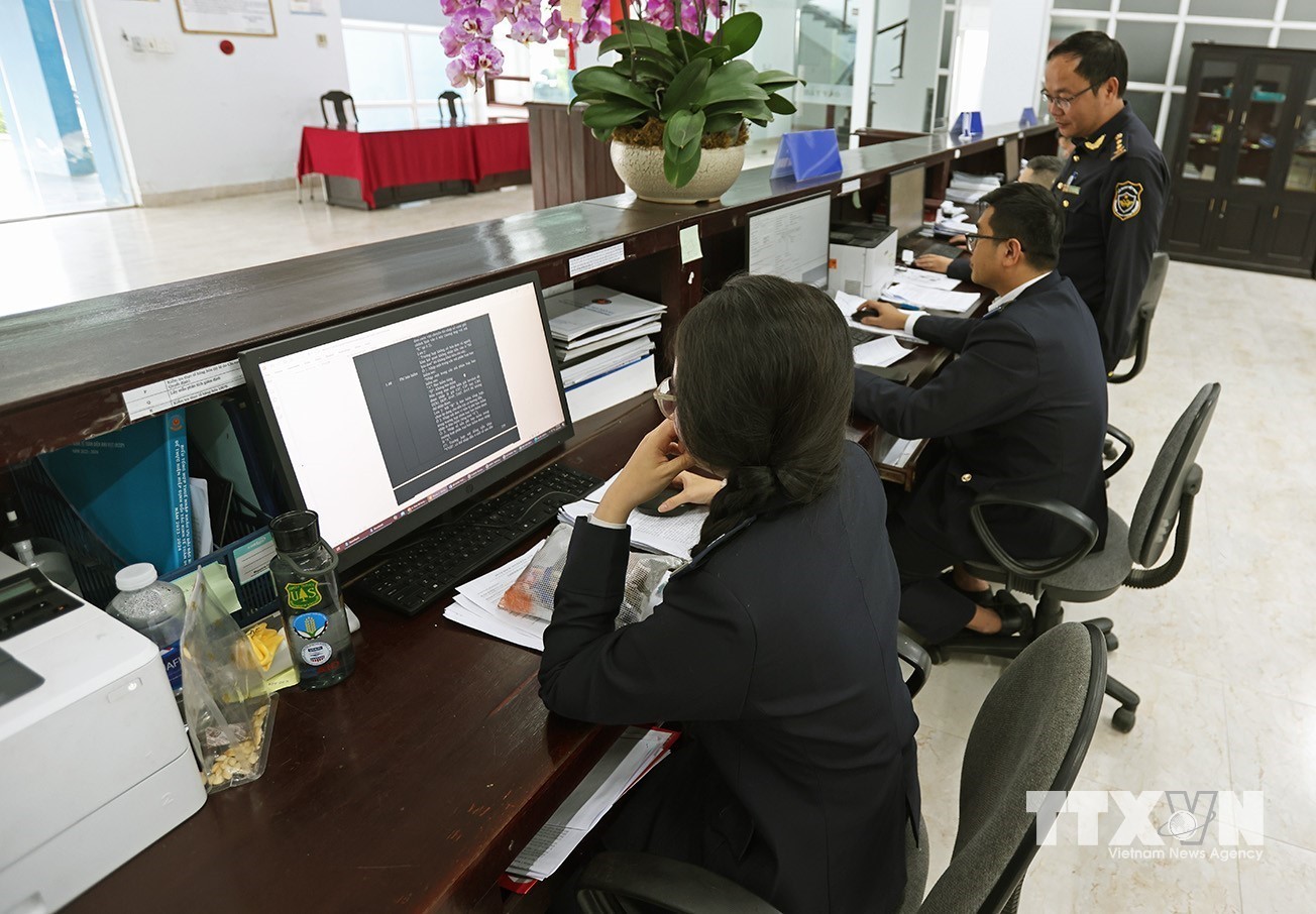 Hoạt động nghiệp vụ của công chức hải quan trên hệ thống VNACCS/VCIS. (Ảnh: Vũ Sinh/TTXVN)